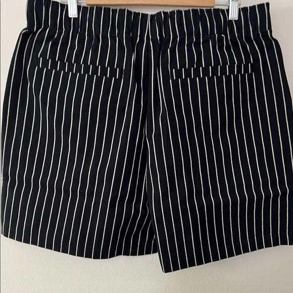 Forever 21 Men’s Black and White Pinstriped Flat Front Shorts 2XL - Picture 3 of 6